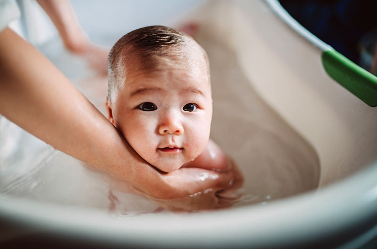 Bathe Your Baby And Avoid Wipes