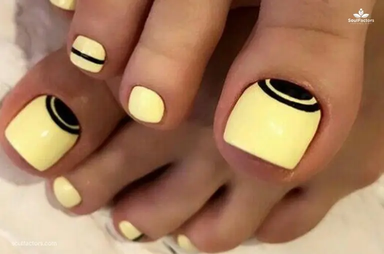 Contrasting Toe Nail Art Designs 